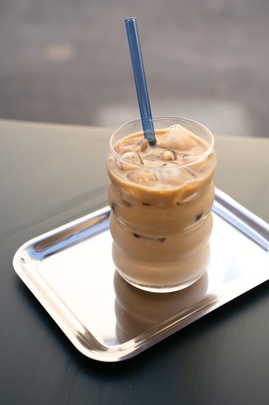 Latte glacé servi au Concept Café Chartres